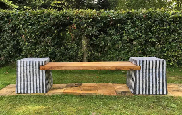 Her en af de mange bænke der udstilles